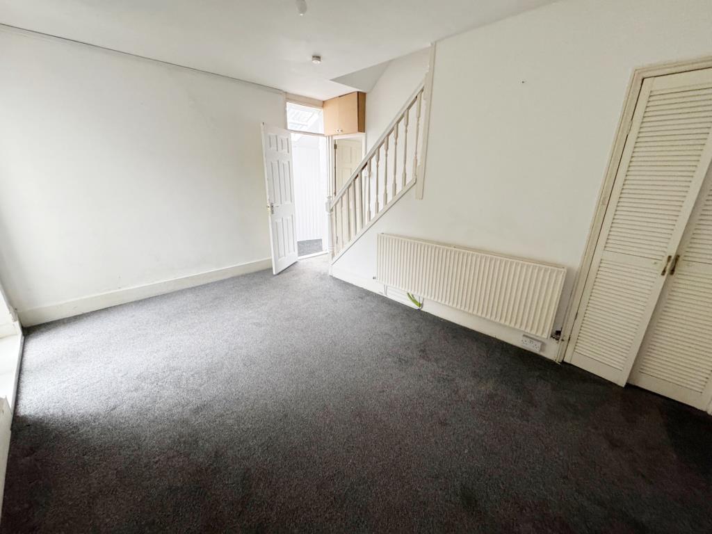 Lot: 134 - BAY FRONTED END-TERRACE HOUSE - Living room